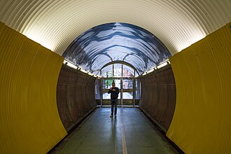 Langer beleuchteter Fußgängertunnel des Brunkebergstunneln in Stockholm