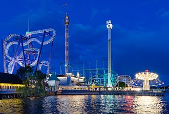 Gröna Lund am Wasser mit Fahrgeschäften und Bühnen auf Djurgården