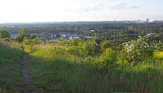 Grüne Hänge und Aussicht von den Högdalstopparna im Süden Stockholms