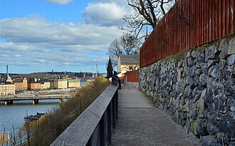 Blick vom Monteliusvägen über Riddarfjärden auf Stadshuset und Riddarholmen
