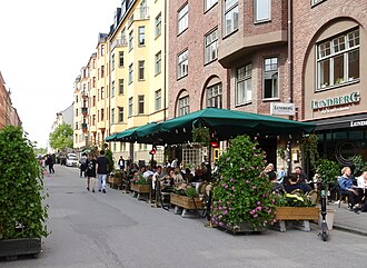Belebte Rörstrandsgatan mit Restaurants und Außengastronomie in Vasastan
