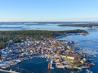 Schärengartenboot auf dem Weg durch die äußeren Stockholmer Schären nach Sandhamn