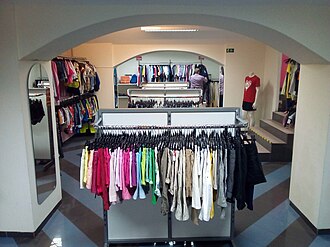 Straße mit mehreren Vintage- und Secondhandläden in Stockholm