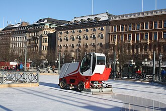 Schlittschuhläufer auf der Eisbahn im Kungsträdgården