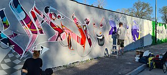 Großflächige Graffiti und Murals an den Wänden von Snösätra