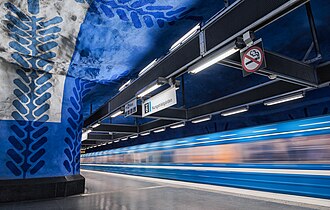 Künstlerisch gestaltete Felsenstation in der Stockholmer U-Bahn